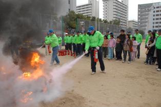 神戸市防災福祉コミュニティによる消火器を使った消火訓練の写真