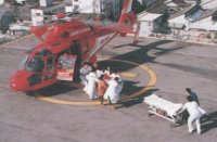 ヘリコプターによる転院搬送の様子