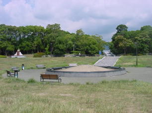 中公園にある円形遊び場と噴水の写真