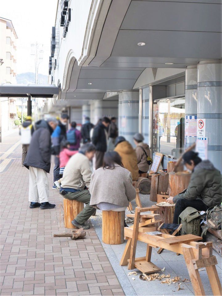 まるたベンチ前の様子