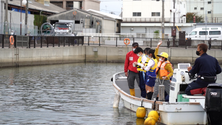 兵庫運河アマモを撒く様子