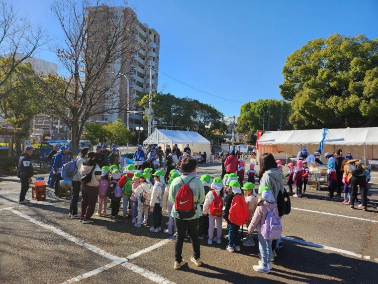 歳末愛のもちつき大会（消防車展示）