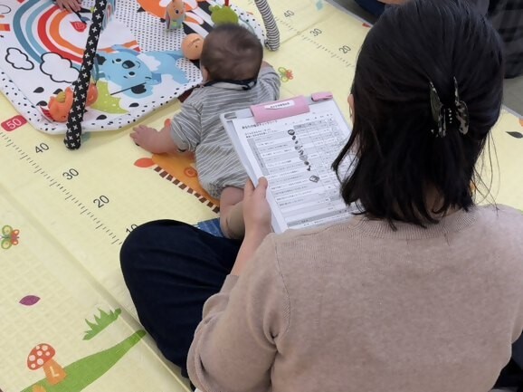 チェックシートに記入する参加者