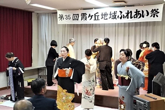 着物着付けの様子2