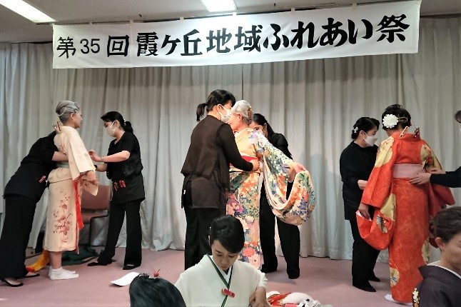 着物着付け終盤の様子