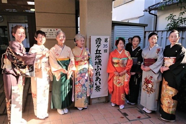 霞ヶ丘地域福祉センター入口での集合写真