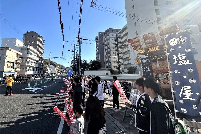先頭グループ通過脇の塩屋の布団太鼓