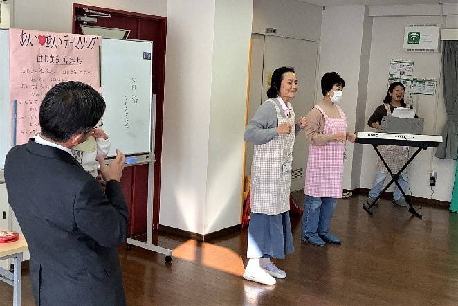 テーマソングを歌う様子1