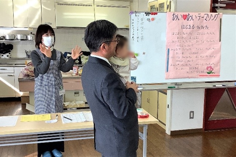 テーマソングを歌う様子2