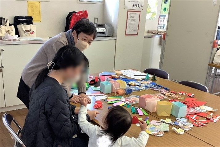 折り紙をする様子