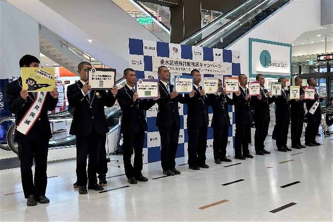 野球部員が対策ベストナインを掲げる様子