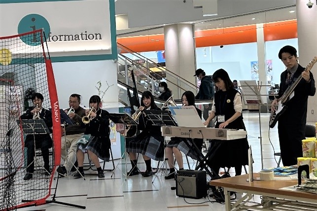 吹奏楽部員の演奏