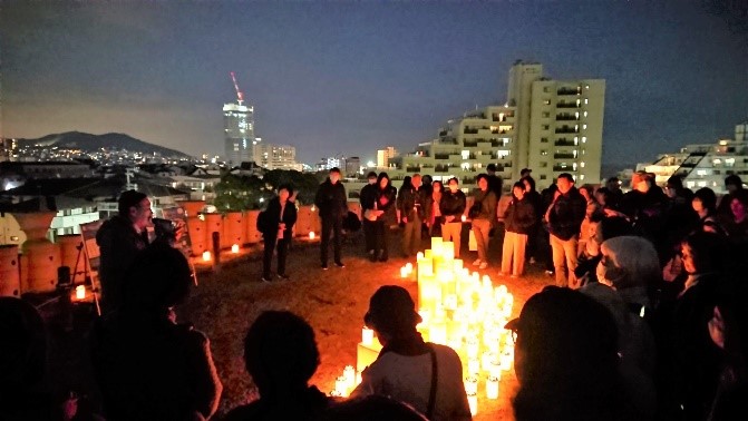 学芸員による古墳の解説の様子