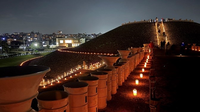 後ろに見える五色塚古墳館