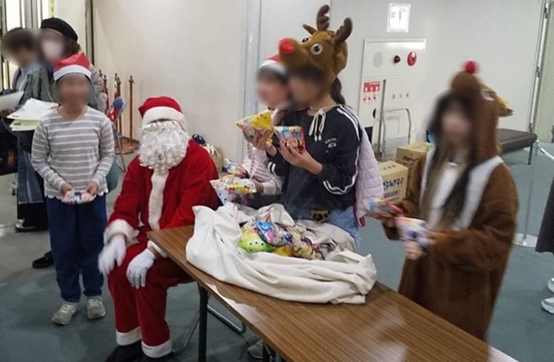 プレゼントを渡すサンタクロースたち