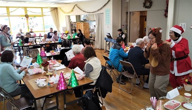 赤鼻のトナカイを歌う様子