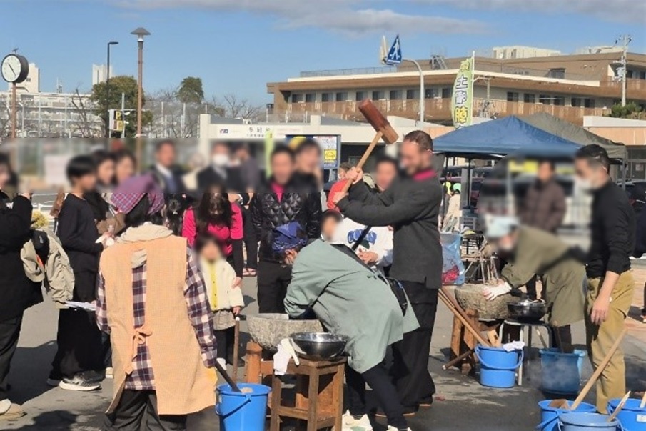 ALTがもちをつく様子