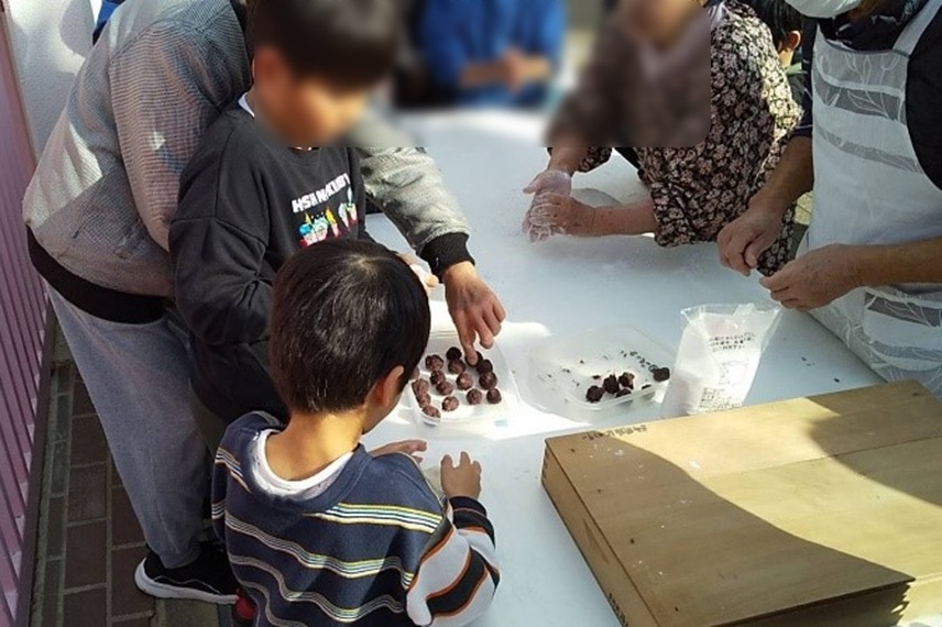 あんこを入れる子ども達