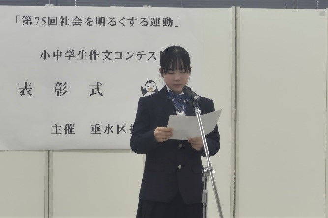 衣笠さんが朗読する様子