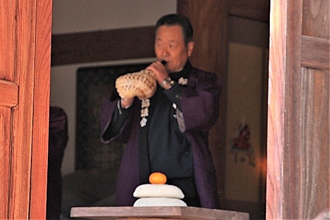 法螺貝を吹く中西さん