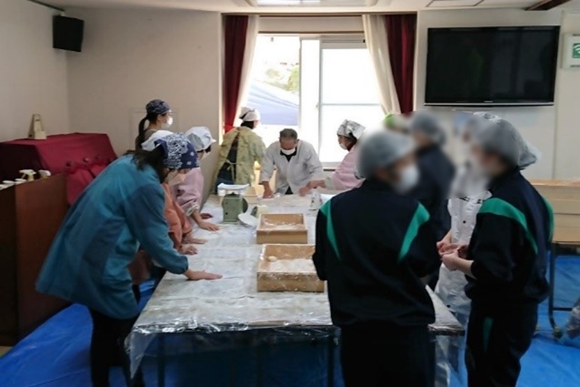 もちを丸める作業