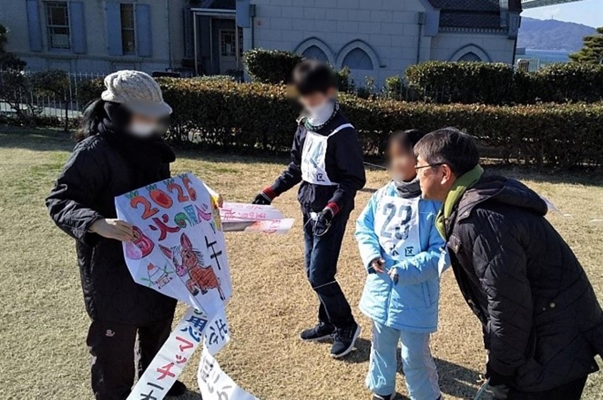 区長へたこを紹介する様子1