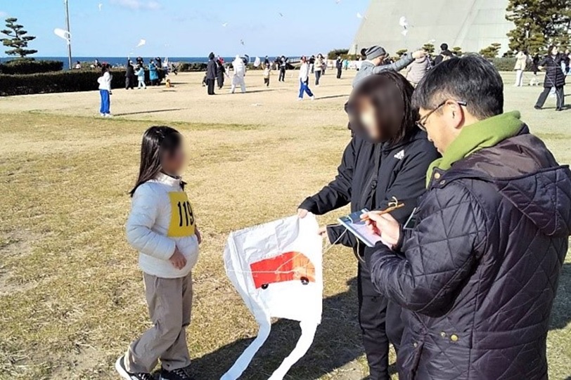 区長へたこを紹介する様子2