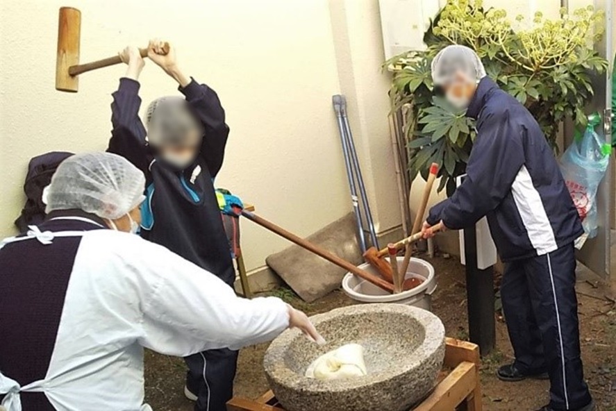 もちをつく中学生