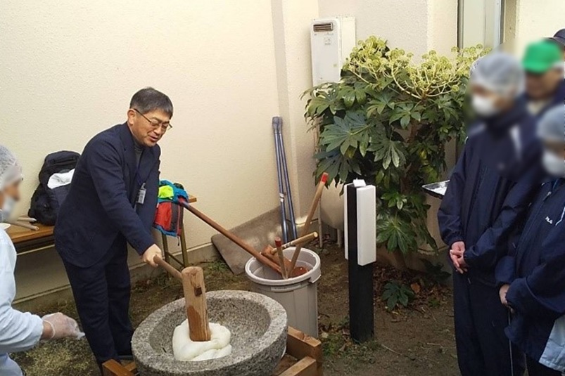 もちをつく区長