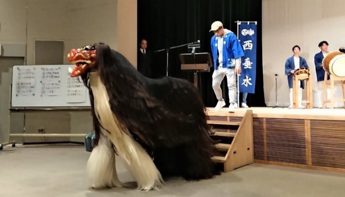 観客席へ下りる自棄獅子舞