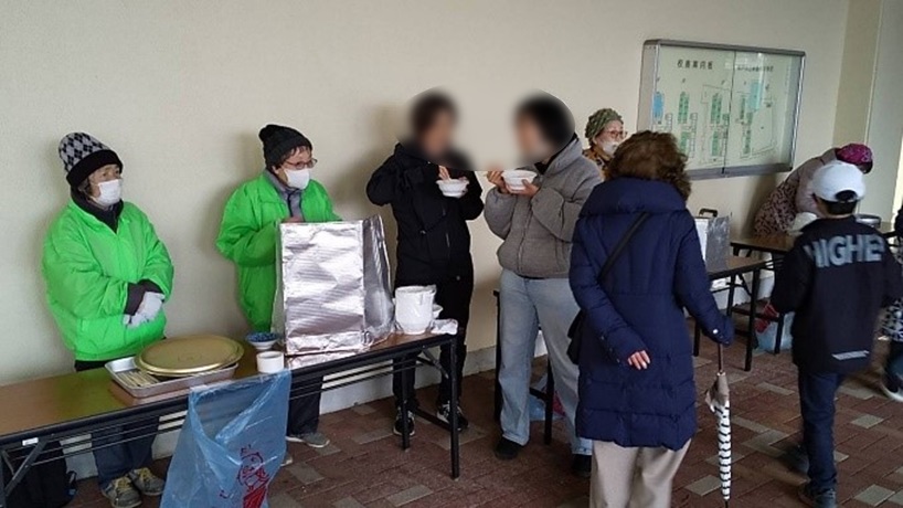 炊き出しと備蓄品の配布