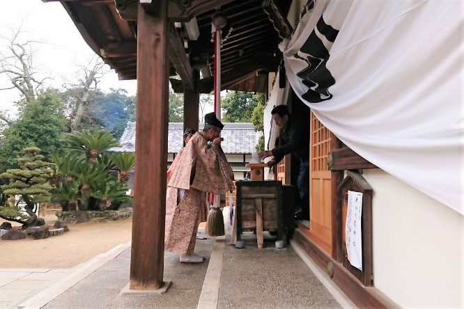 お神酒をいただく様子