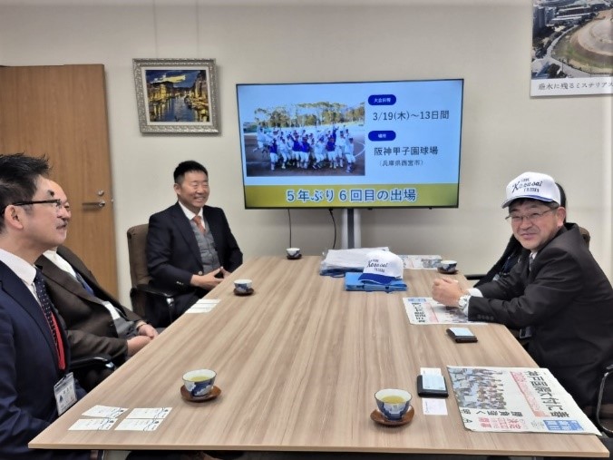 帽子をかぶる区長