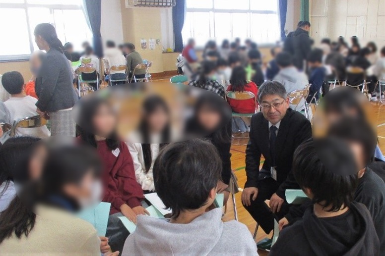 児童の輪に入る区長