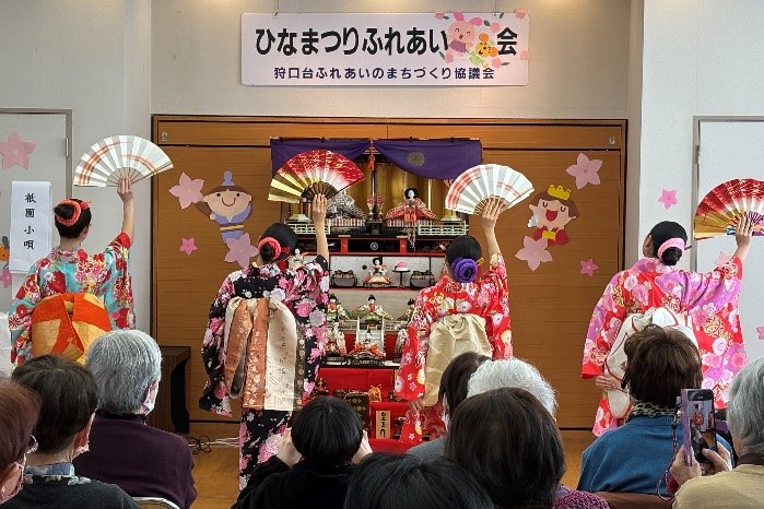 日本舞踊を披露する子ども達2