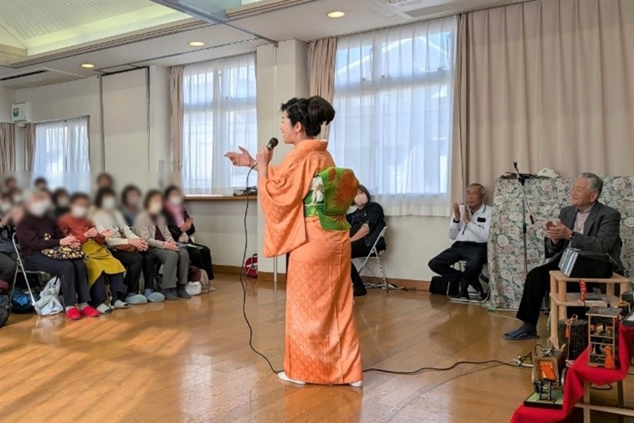 美穂さんが歌う様子2