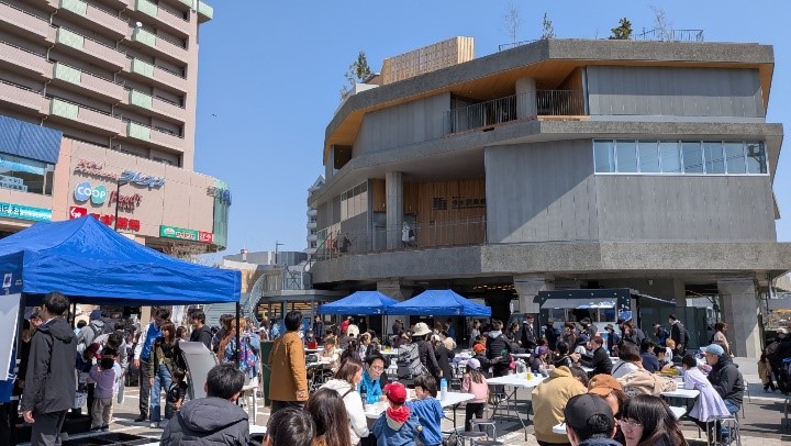 垂水図書館を背にした会場の様子