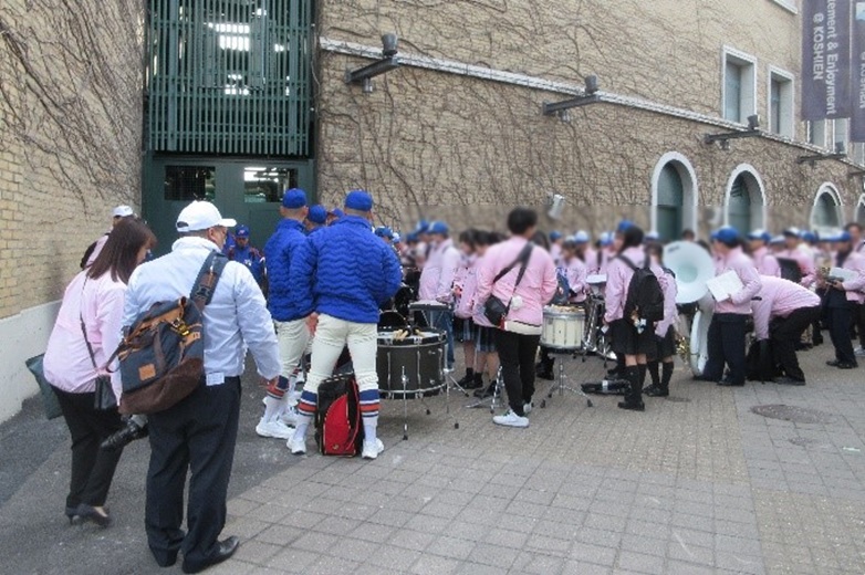 応援団の待機列1