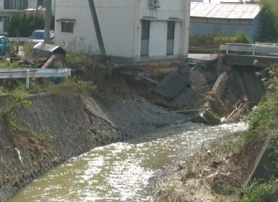 準用河川・永井谷川の崩れた護岸