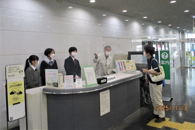 区役所案内業務体験の様子