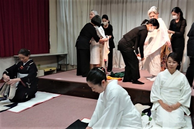 着物着付けの様子1