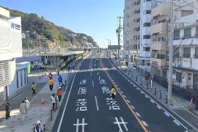 塩屋駅前の道路