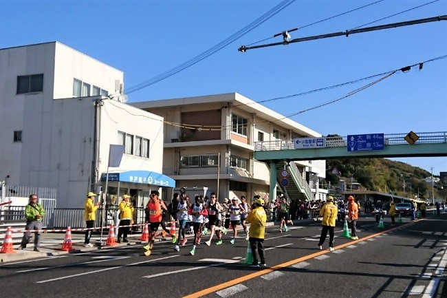 先頭グループの塩屋駅通過