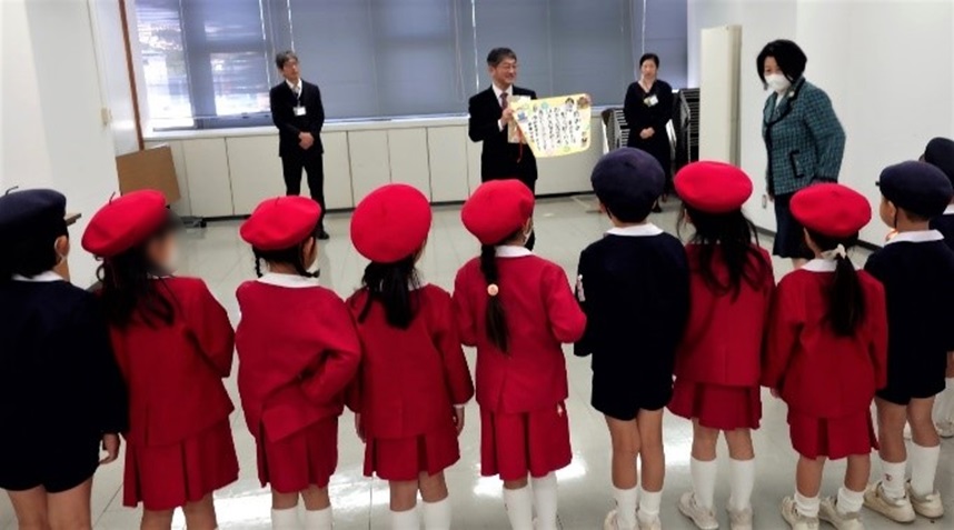 区長と園児の対面