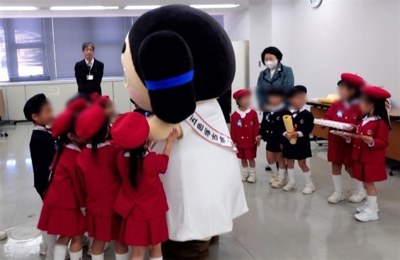 ごしきまろと園児