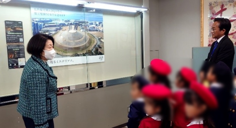 園児が五色塚古墳ポスターで学ぶ様子