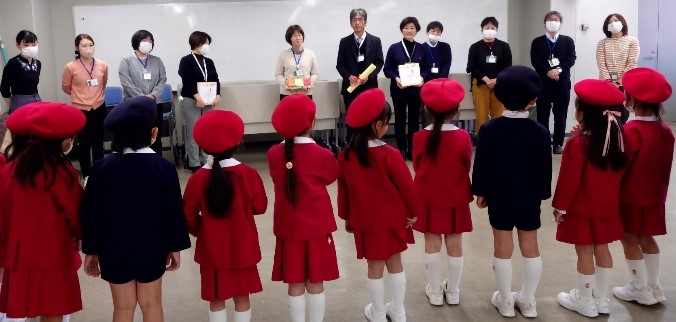 保健福祉課の職員と園児