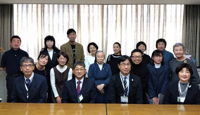 園長先生方と区職員の集合写真