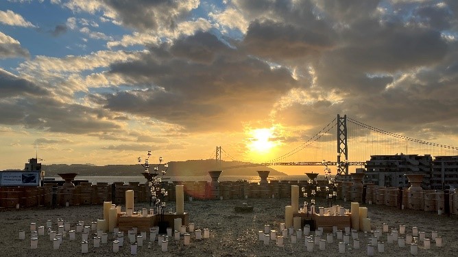 日没前の会場と大橋