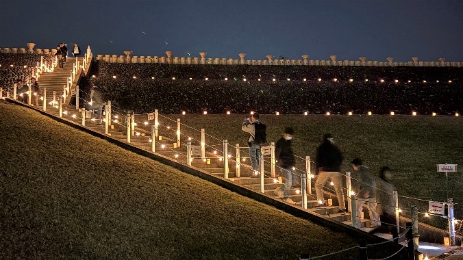 前方部への階段横